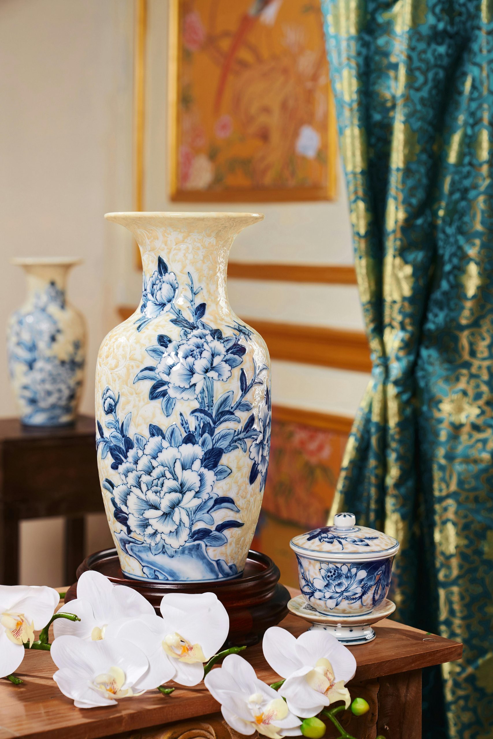 Blue & White Peony Porcelain Vase with Gaiwan